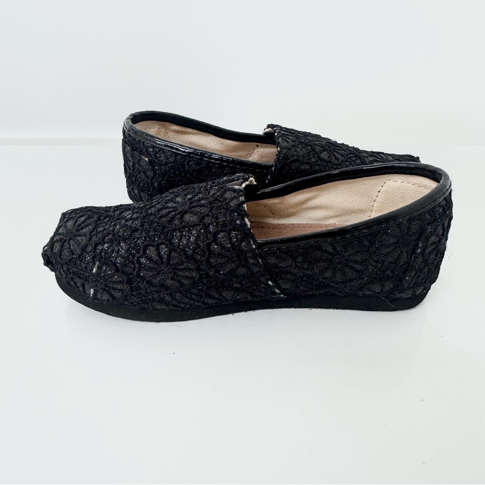 Toms Youth Classic Black Crochet Floral Glitter Slip-On Shoe Size T 10 Girls - Picture 3 of 6